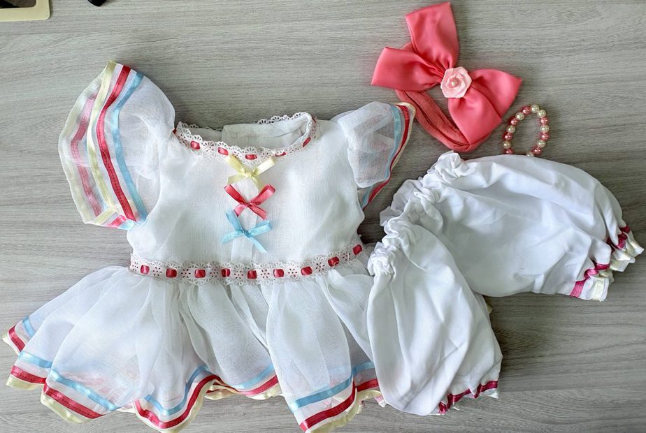 Vestido branco com detalhes coloridos - Pronta Entrega - Clube Reborn - Bonecas Bebê Reborn Exclusivas - Realizando Sonhos - 6